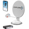 Weiße Satellitenschüssel mit schwarzem Schriftzug "EXPLORER" und Kompasssymbol, montiert auf weißer Halterung; daneben ein Smartphone mit App-Anzeige, ein kleines weißes Gerät mit rotem Aufkleber und ein schwarzes Elektronikmodul