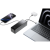 Laptop mit angeschlossenem Ladekabel, Powerbank lädt Kopfhörer und Smartphone