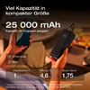 Frau hält ein tragbares Ladegerät mit Anzeige der 25 000 mAh Kapazität und Text in deutscher Sprache