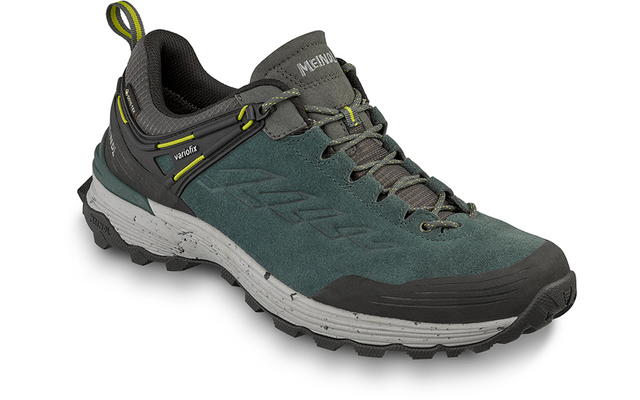 Ein einzelner grüner Schnürschuh aus Wildleder mit grauen Schnürsenkeln, weiß-grauer Zwischensohle und profilierter schwarzer Laufsohle