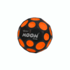 Schwarz-orangefarbener Ball mit der Aufschrift 'MOON'