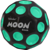Zwarte bal met groene vlekken en het woord MOON