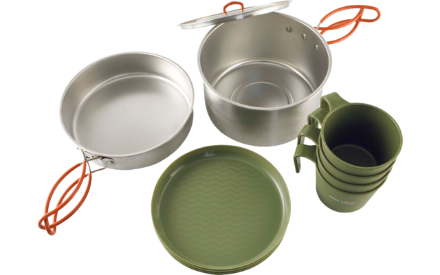 Topf mit Deckel, Pfanne, grüner Teller und vier gestapelte grüne Becher, silberne Metalloberflächen, orangefarbene Griffe