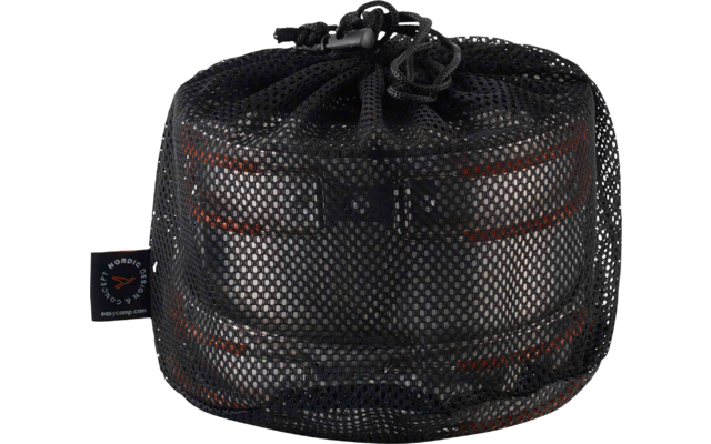 Schwarzer Netzbeutel mit Kordelzug, darin gestapelte dunkle Metalltöpfe mit orangefarbenen Rändern und kleinem schwarzem Etikett