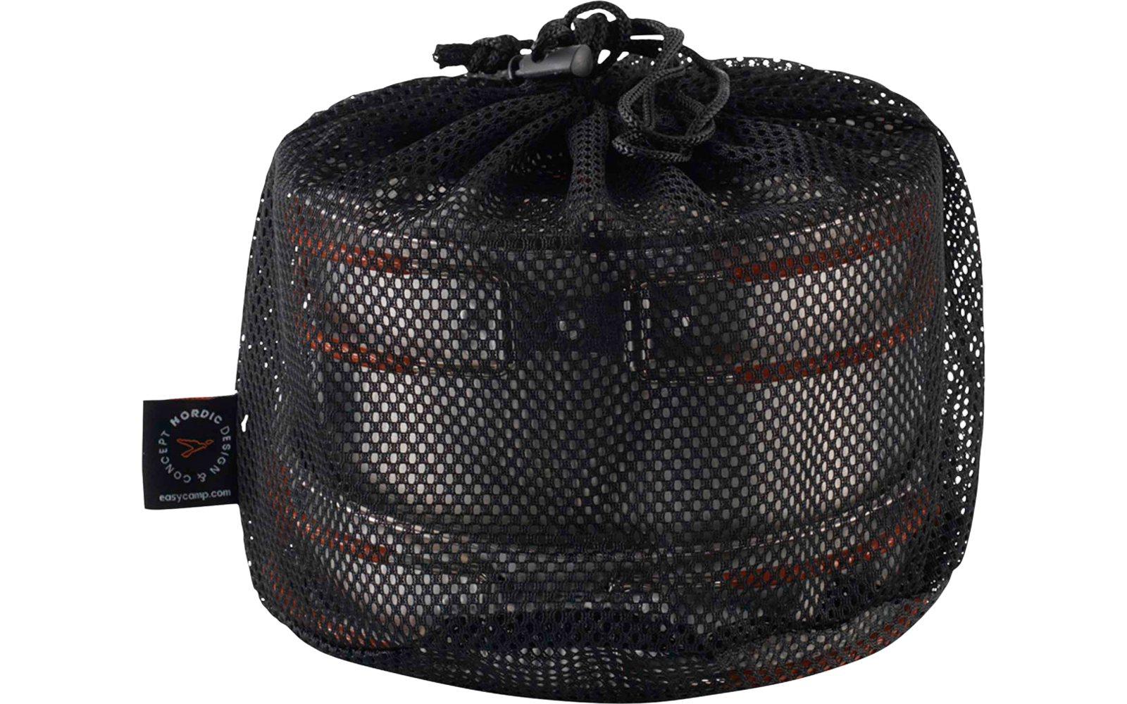 Schwarzer Netzbeutel mit Kordelzug, darin gestapelte dunkle Metalltöpfe mit orangefarbenen Rändern und kleinem schwarzem Etikett