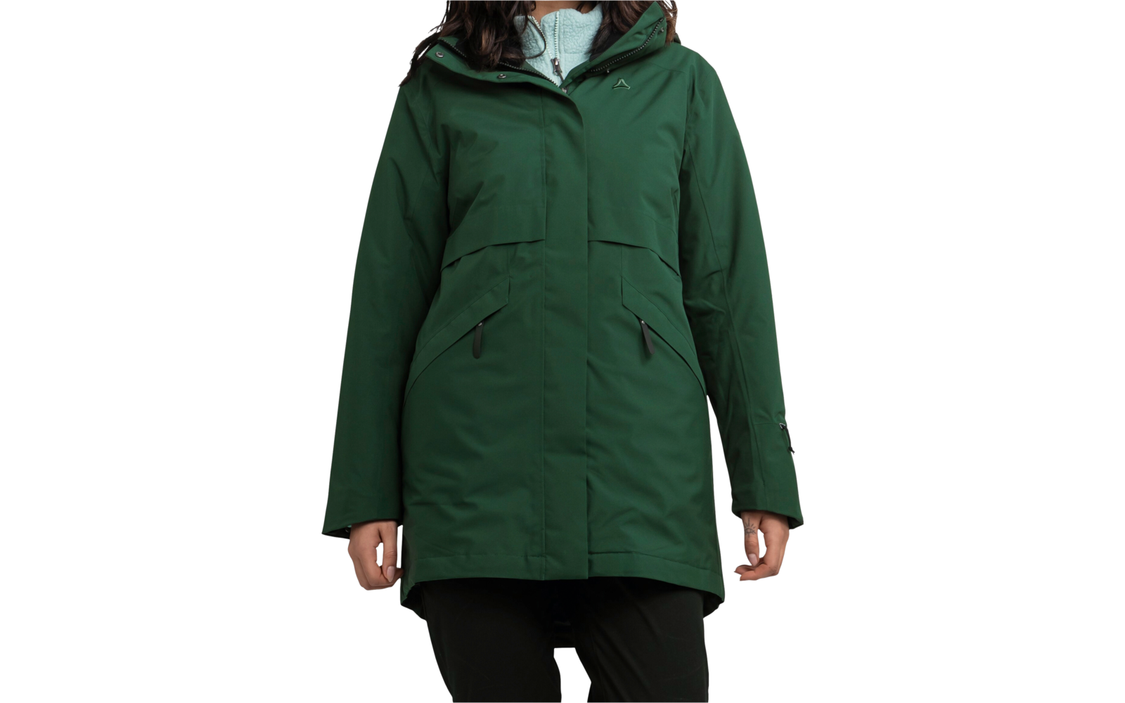 Femme porte une veste verte et sourit