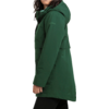 Femme aux cheveux noirs portant un manteau vert