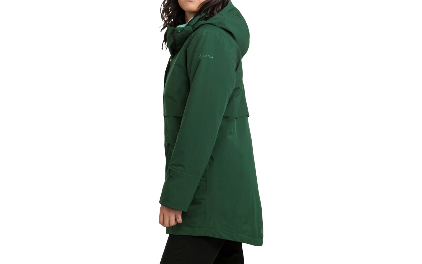 Femme aux cheveux noirs portant un manteau vert