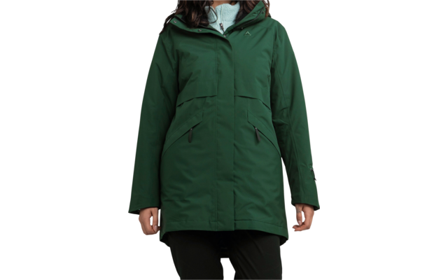 Femme porte une veste verte et sourit