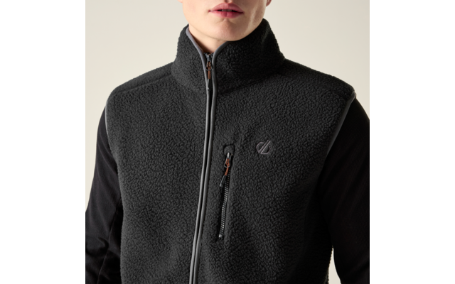 Oberkörper einer Person mit schwarzer Fleeceweste, hohem Kragen, durchgehendem Reißverschluss, schräger Brusttasche mit Reißverschluss und kleinem aufgesticktem Logo