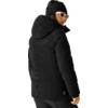 Person von hinten in schwarzer Steppjacke mit Kapuze, schwarzer Strickmütze und weißer Sonnenbrille, schaut über die Schulter