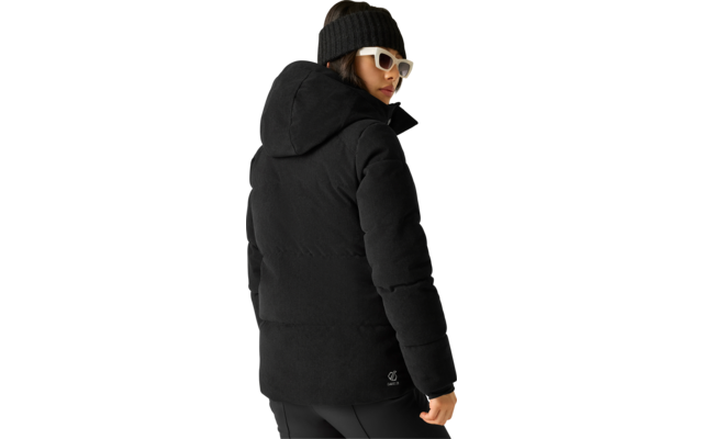 Person von hinten in schwarzer Steppjacke mit Kapuze, schwarzer Strickmütze und weißer Sonnenbrille, schaut über die Schulter