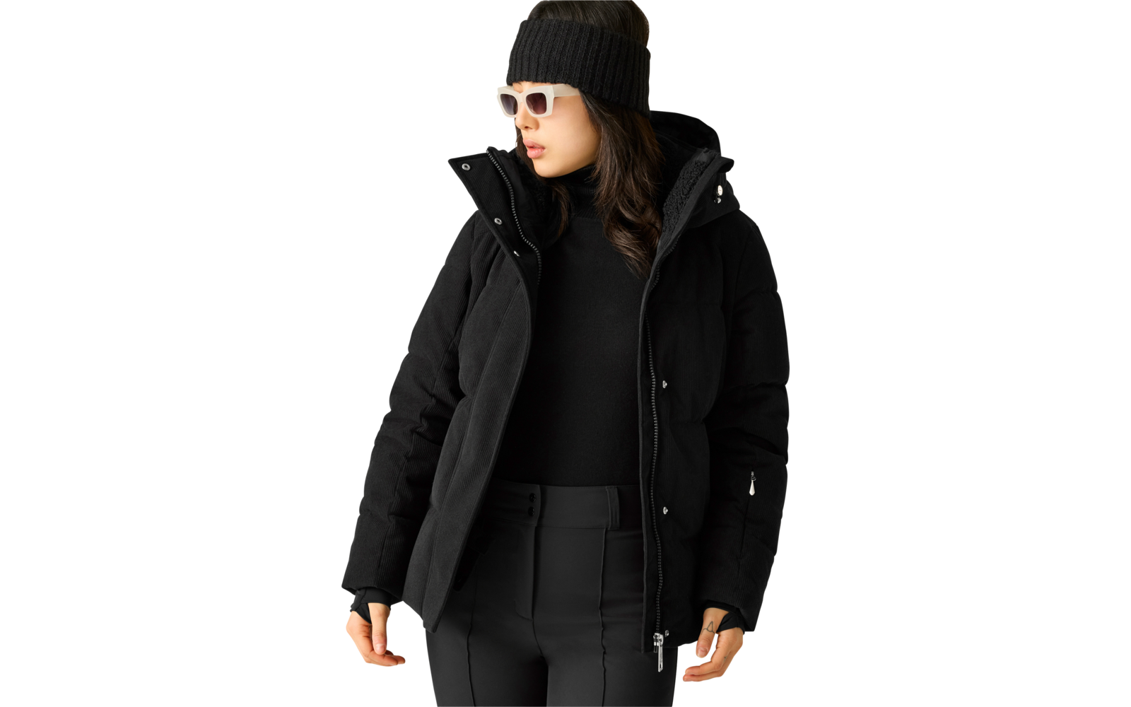 Person mit schwarzer Winterjacke, schwarzem Rollkragenpullover, schwarzer Mütze und weißer Sonnenbrille, Blick nach links