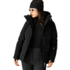 Person mit schwarzer Winterjacke, schwarzem Rollkragenpullover, schwarzer Mütze und weißer Sonnenbrille, Blick nach links