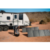 Wohnmobil mit Solarpanelen in einer Wüstenlandschaft