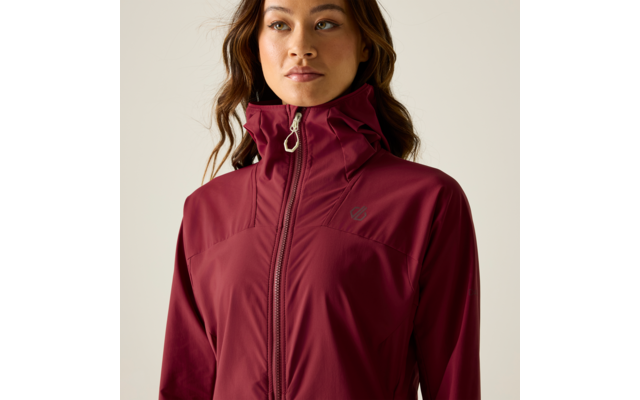 Bovenlichaam van een persoon met lang donker haar die een bordeauxrode jas draagt met hoge kraag, doorlopende rits en klein logo op de linkerborst