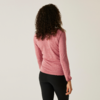 Frau von hinten mit lockigem Haar, rosa Pullover und schwarzer Hose