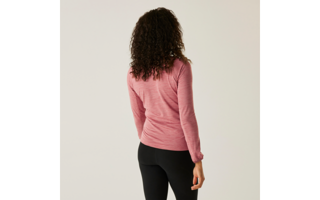 Frau von hinten mit lockigem Haar, rosa Pullover und schwarzer Hose