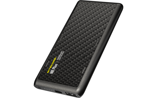 Schwarzes rechteckiges Gerät mit Karbonmuster, Aufschrift "NITECORE NB PLUS" in Gelb und Weiß, USB-C- und USB-A-Anschlüsse an der Unterkante