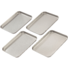 Vier rechteckige flache silberne Metallbleche mit erhöhtem Rand auf weißem Hintergrund