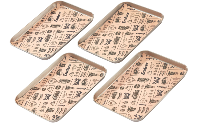 Vier rechteckige beige Tabletts mit abgerundeten Ecken, bedruckt mit wiederholendem schwarzem Motiv aus Piktogrammen und Schriftzügen