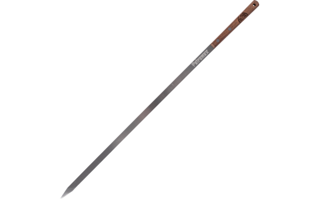 Langer flacher Metallspieß mit spitzem Ende und braunem Holzgriff, weißer Aufdruck auf der Metallstange, Loch im Griff
