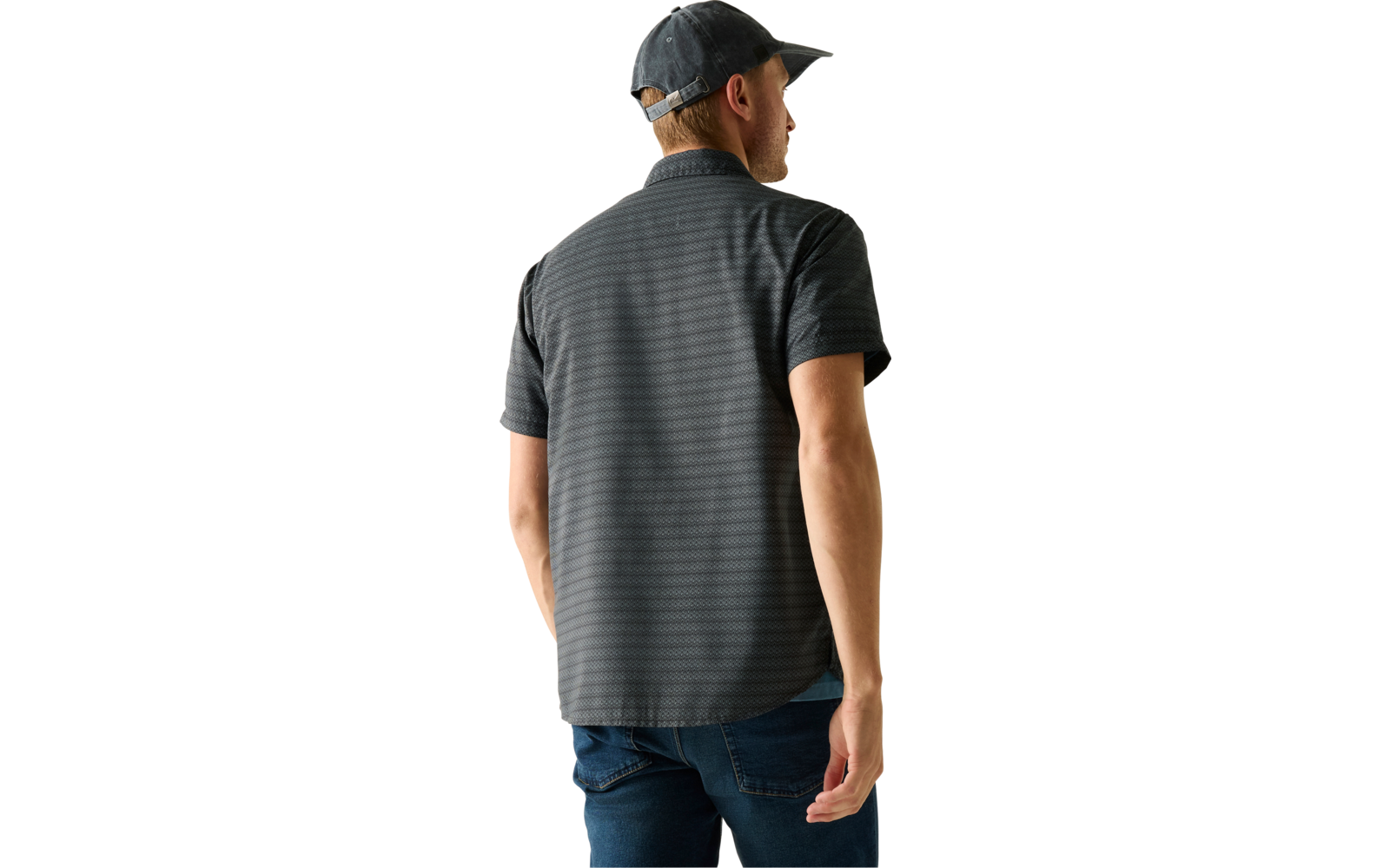 Rückenansicht einer Person, die ein dunkelgraues, kurzärmeliges gestreiftes Hemd, eine dunkelgraue Baseballkappe und blaue Jeans trägt, stehend vor hellem einfarbigem Hintergrund