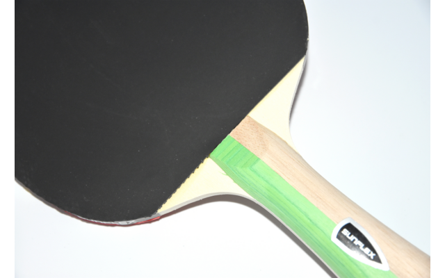 Nahaufnahme eines Tischtennisschlägers auf hellem Untergrund
