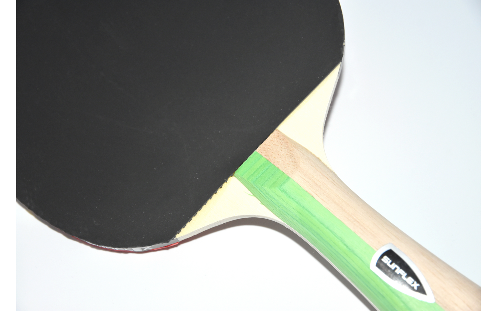 Nahaufnahme eines Tischtennisschlägers auf hellem Untergrund