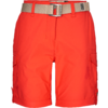 Rote Shorts mit beigem Stoffgürtel und Metallverschluss, seitlichen Pattentaschen und umgeschlagenen Beinenden
