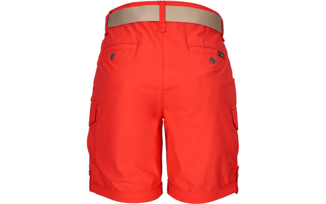 Rückansicht rote Cargo-Shorts mit beigem Gürtel, zwei Gesäßtaschen mit Druckknöpfen, seitlichen Cargotaschen und hochgekrempeltem Saum