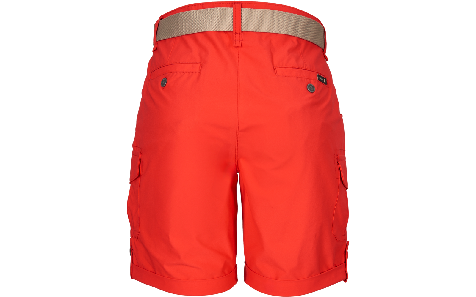 Rückansicht rote Cargo-Shorts mit beigem Gürtel, zwei Gesäßtaschen mit Druckknöpfen, seitlichen Cargotaschen und hochgekrempeltem Saum