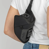 Person von hinten in weißem T‑Shirt und Jeans, trägt schwarze Umhänge-/Schultertasche mit sichtbarem FIDLOCK‑Logo und Clip