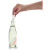 Hand hält einen Glasflaschenverschluss über einer geöffneten Glasflasche mit klarer Flüssigkeit