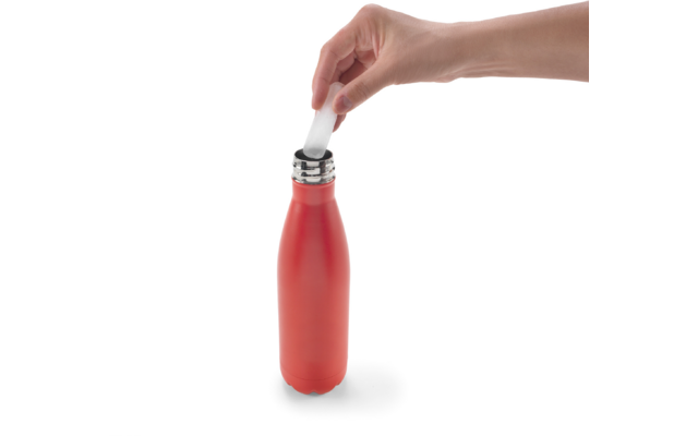 Hand schraubt Verschluss auf eine rote Trinkflasche