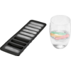 Eiswürfelform mit sechs Eiswürfeln neben einem Glas mit Wasser und Eiswürfeln