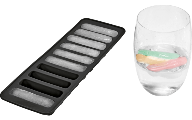 Eiswürfelform mit sechs Eiswürfeln neben einem Glas mit Wasser und Eiswürfeln