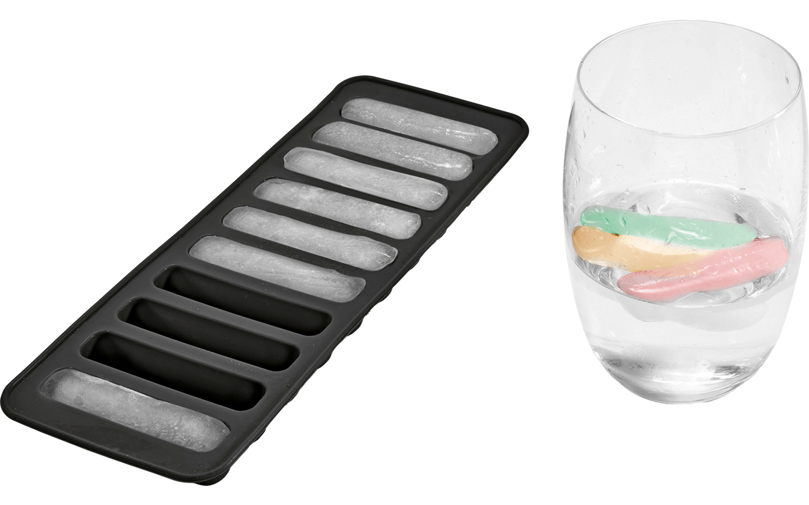 Eiswürfelform mit sechs Eiswürfeln neben einem Glas mit Wasser und Eiswürfeln