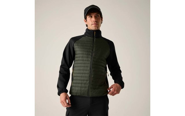 Person mit schwarzem Cap und dunkelgrüner, gesteppter Reißverschlussjacke mit schwarzen Ärmeln vor hellem Hintergrund