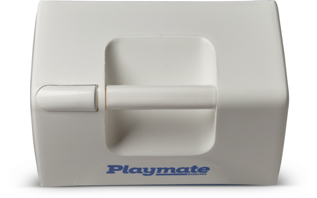 Weißes rechteckiges Kunststoffgehäuse mit eingelassenem rechteckigem Griff, quer verlaufender Stange und blauem Schriftzug 'Playmate' auf der Vorderseite