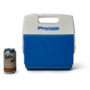 Weiße und blaue Kühlbox mit Tragegriff und Aufschrift "Playmate", daneben links eine Getränkedose