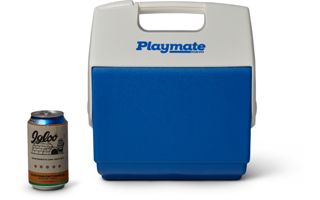 Weiße und blaue Kühlbox mit Tragegriff und Aufschrift "Playmate", daneben links eine Getränkedose