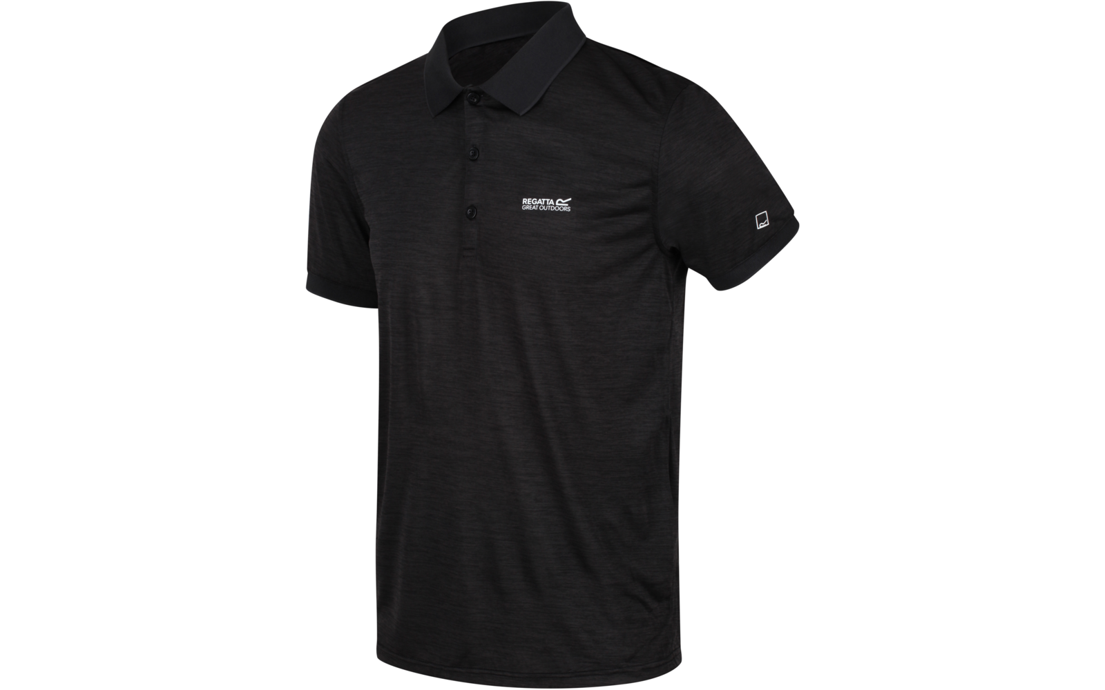 Zwart polohemd met korte mouwen op witte achtergrond, kraag, drieknopsluiting, klein wit logo met tekst op de linkerborst, klein vierkant embleem op linkermouw