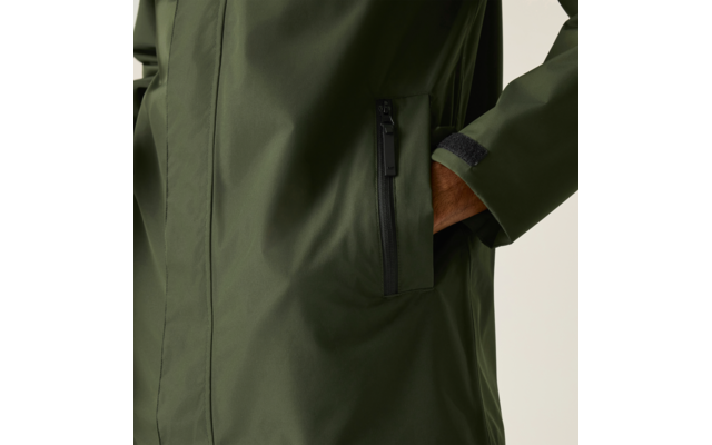 Hand in Reißverschlusstasche eines olivgrünen Mantels, Ärmel mit Klettverschluss sichtbar
