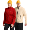 Zwei Personen stehend; links Frau in roter Fleecejacke, schwarzer Hose und gelber Mütze; rechts Mann in cremefarbener Fleecejacke mit schwarzem Reißverschluss und Taschen, schwarzer Hose und gelber Mütze