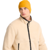Mann mit gelber Mütze und beiger Fleecejacke, Blick nach rechts
