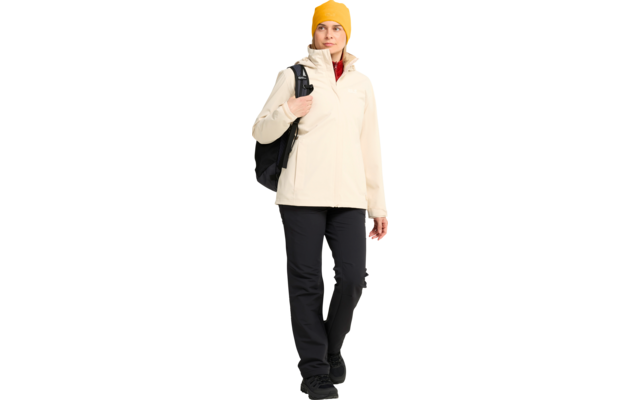 Person mit gelber Mütze, heller Jacke, schwarzem Rucksack, dunklen Hosen und schwarzen Schuhen, Blick nach rechts