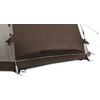 Close-up van de onderrand van een bruin tentdoek met open ventilatieklep, zichtbare grondzeil, scheerlijnen en een metalen tentstok
