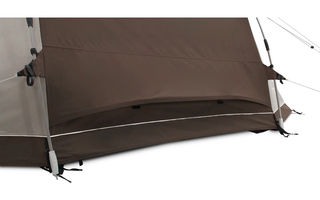 Close-up van de onderrand van een bruin tentdoek met open ventilatieklep, zichtbare grondzeil, scheerlijnen en een metalen tentstok