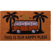Orangefarbene Fußmatte mit schwarzem Motiv: zwei Palmen, gelbe Sonne, orange-roter Camperbus und schwarzer Text 'THIS IS OUR HAPPY PLACE'